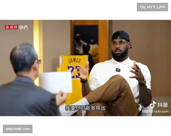 特写：勒布朗-詹姆斯在可能最后一个主场比赛后的挥手致意